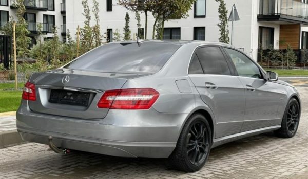 MERCEDES-BENZ E220 - Image 4