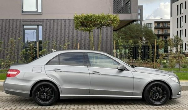 MERCEDES-BENZ E220 - Image 3