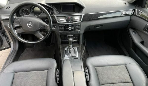 MERCEDES-BENZ E220 - Image 2