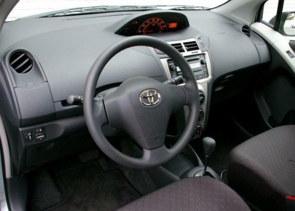 TOYOTA YARIS - Image 2