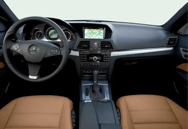 MERCEDES-BENZ E220 - Image 2