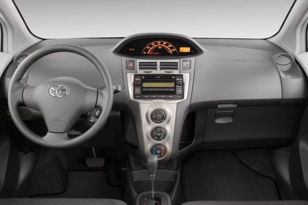 TOYOTA YARIS - Image 2