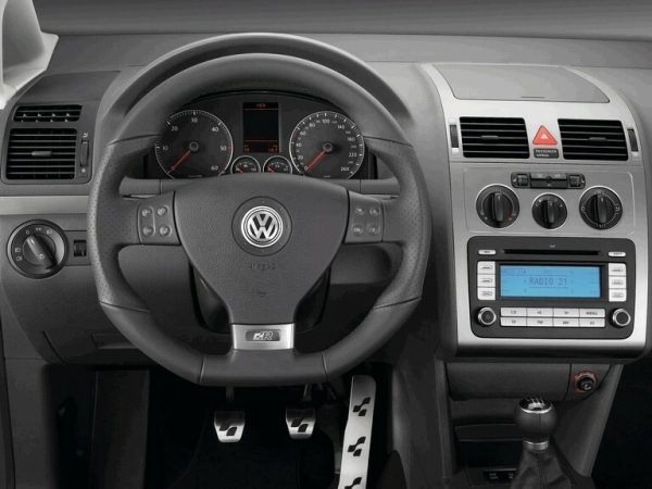 VOLKSWAGEN TOURAN - Image 2