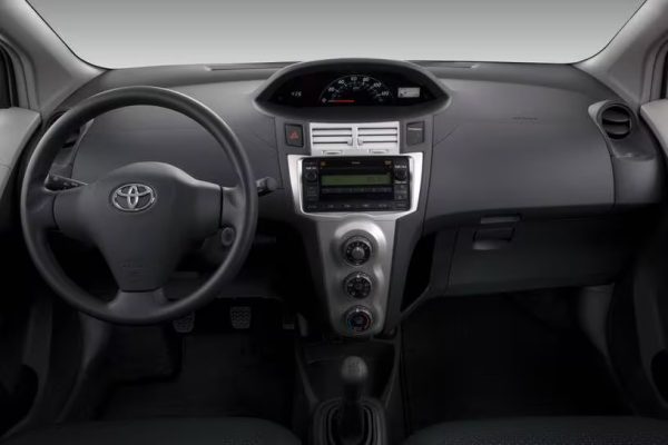 TOYOTA YARIS - Image 2
