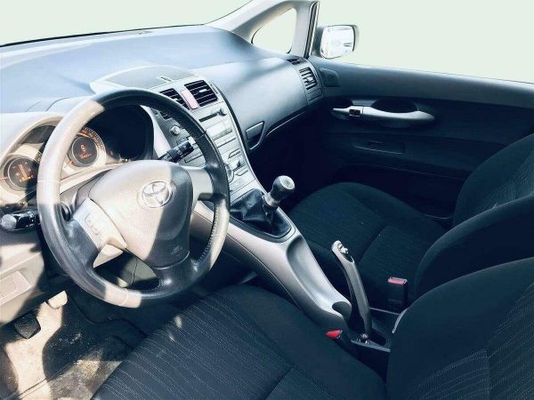 TOYOTA AURIS - Image 2