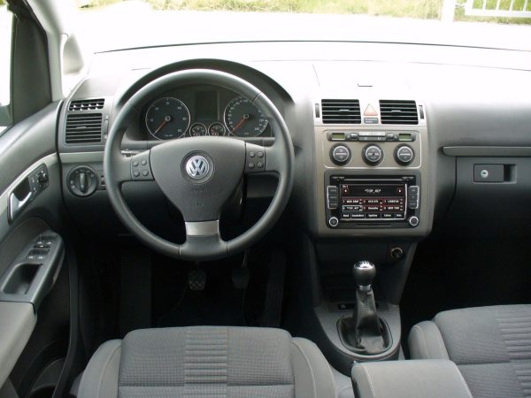 VOLKSWAGEN TOURAN - Image 2