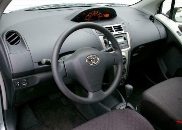 TOYOTA YARIS - Image 2